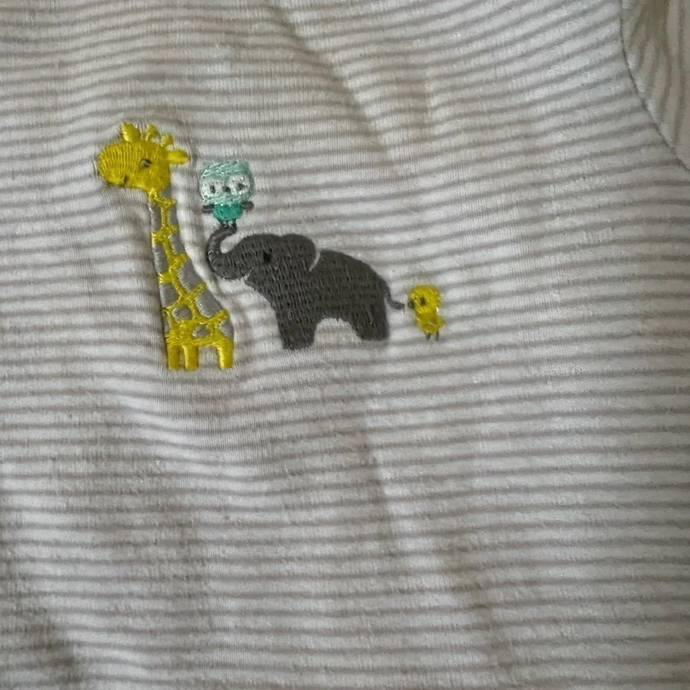 6 month Baby Clothing Set with 2 onesies (1 long & short), 2 t-shirts, 1 pants